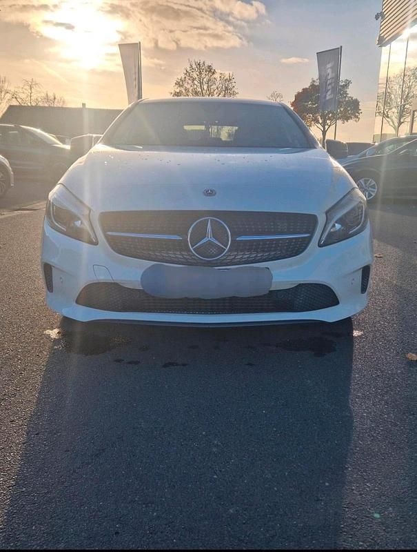 Weiß Gebraucht 2017 Mercedes A180 Limousine | 17.900 € (Fairer Preis) - Bild 1/4