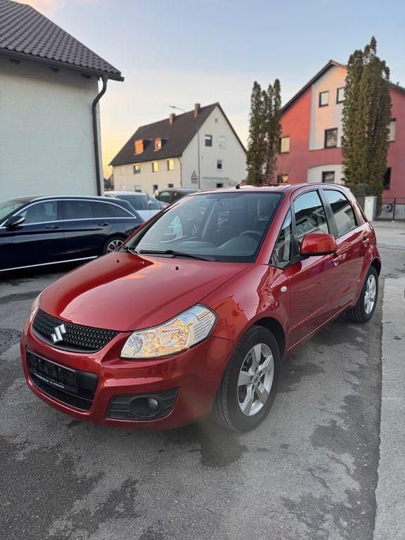 Orange Gebraucht 2010 Suzuki SX4 Club Limousine | 8.790 € (Etwas zu teuer) - Bild 1/4
