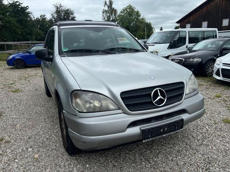 Silber Gebraucht 2001 Mercedes ML270 SUV | 3.300 € (Etwas zu teuer) - Bild 1/4
