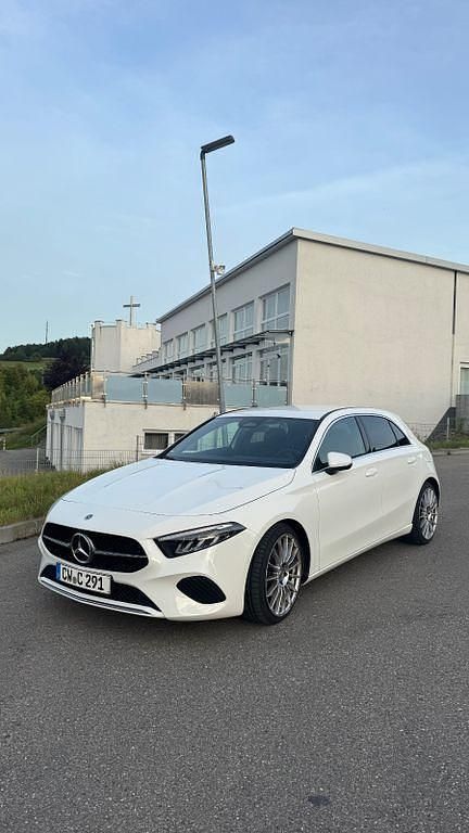 Weiß Gebraucht 2023 Mercedes A200 Limousine | 30.500 € (Fairer Preis) - Bild 1/4