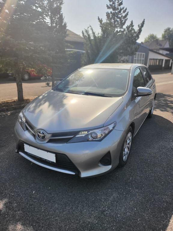 Grau Gebraucht 2015 Toyota Auris Cool Limousine | 7.450 € (Fairer Preis) - Bild 1/4
