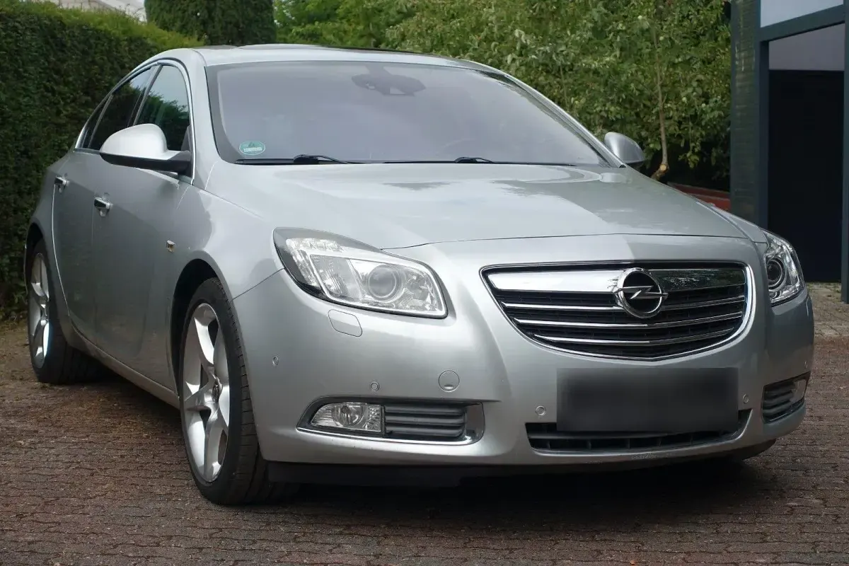 Gebraucht Opel Insignia Design Edition 160 PS (117 kW) 2011 Silber Limousine