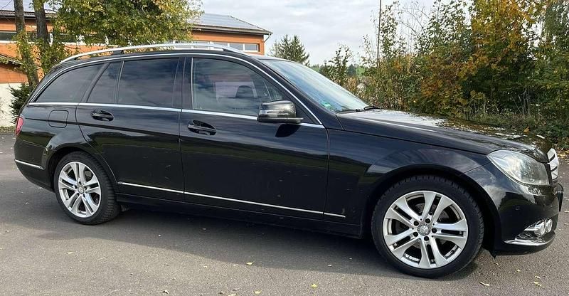 Schwarz Gebraucht 2011 Mercedes C220 Avantgarde Limousine | 9.399 € - Bild 1/4