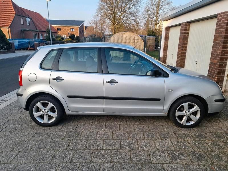 Gebraucht VW Polo 54 PS (39 kW) 2003 Silber Kleinwagen