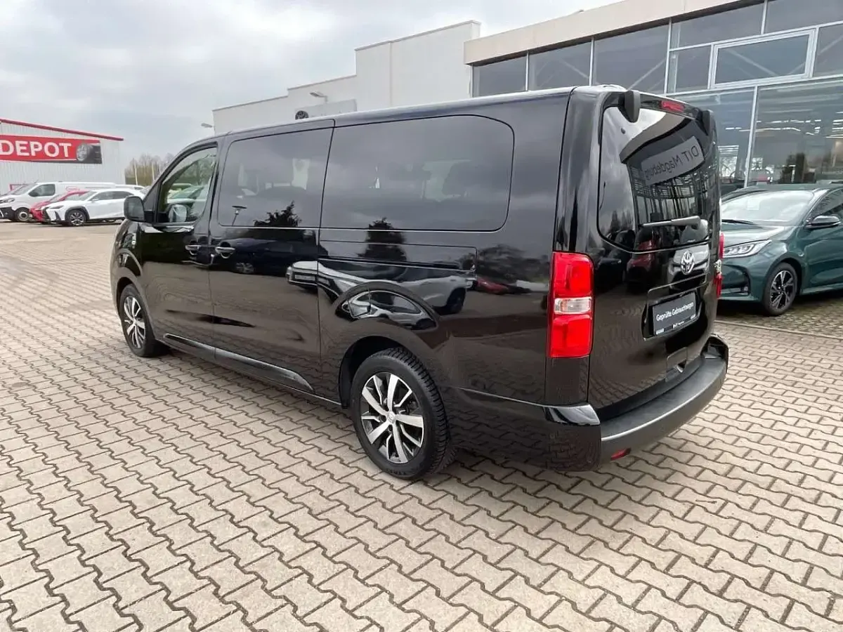 Gebraucht Toyota Proace Verso Team 177 PS (130 kW) 2024 Black metallic Kombi