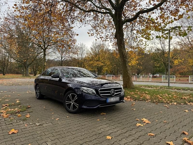 Gebraucht Mercedes E200 Avantgarde 197 PS (144 kW) 2020 Blau Limousine