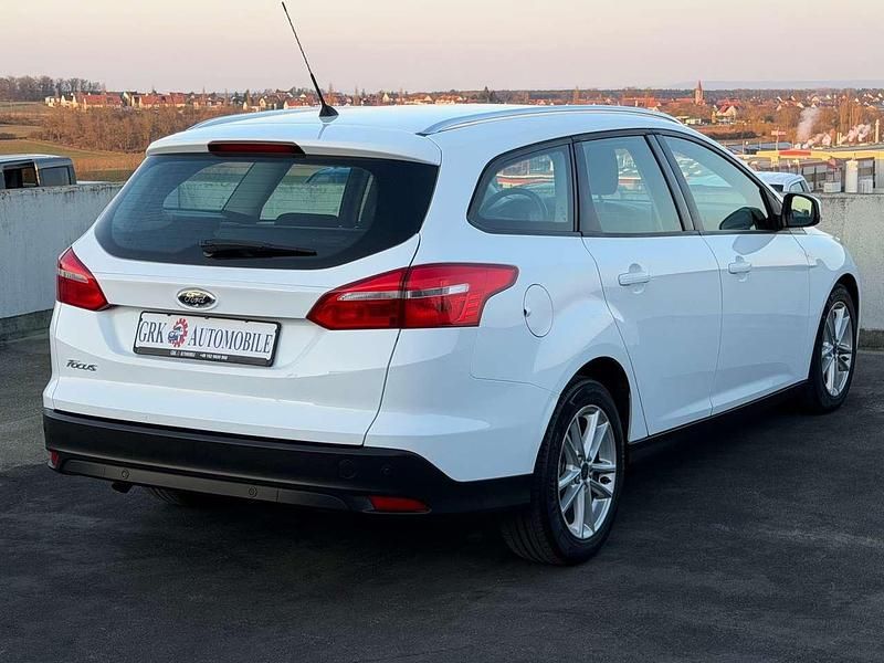 Gebraucht Ford Focus 120 PS (88 kW) 2015 Frostweiß Kombi