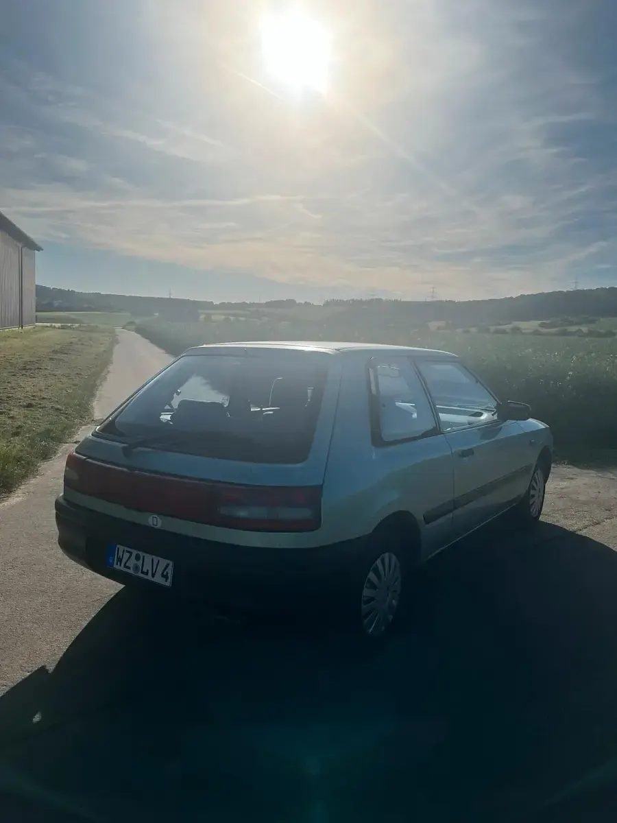 Gebraucht Mazda 323 73 PS (53 kW) 1991 Blau Kleinwagen
