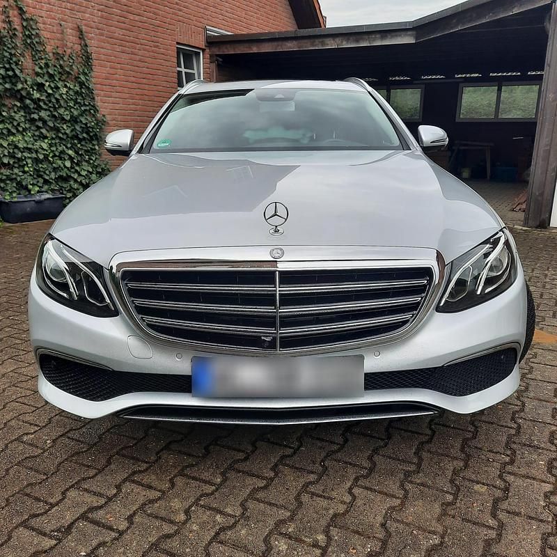 Gebraucht Mercedes E220 194 PS (142 kW) 2017 Silber Kombi