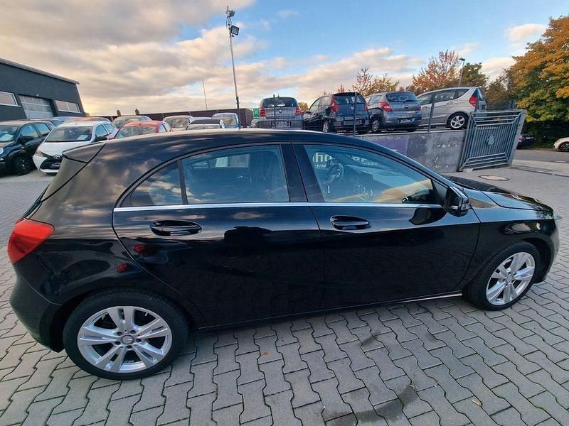 Gebraucht Mercedes A180 122 PS (89 kW) 2013 Schwarz Limousine