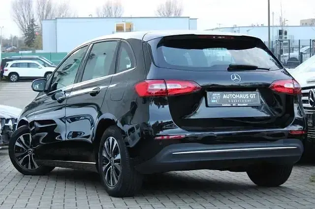 Gebraucht Mercedes B180 Style 116 PS (85 kW) 2022 Nachtschwarz Kleinwagen