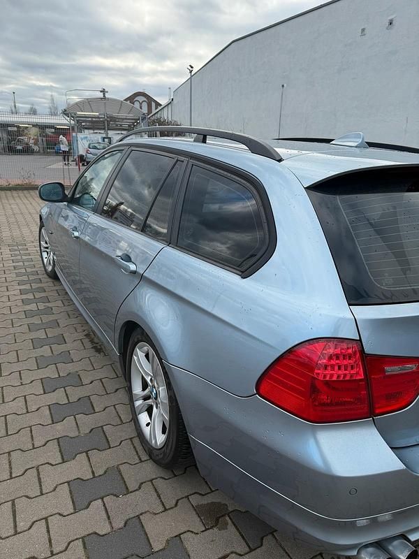 Gebraucht BMW 320 170 PS (125 kW) 2009 Blau Kombi