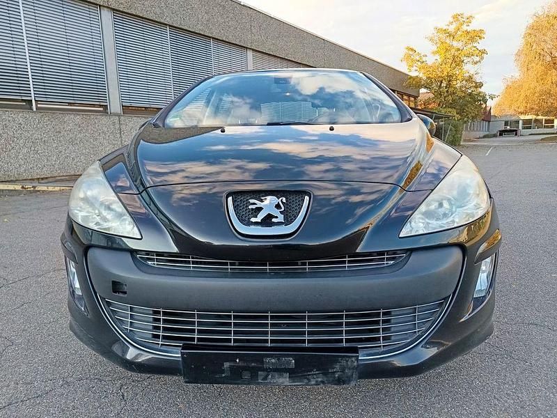 Gebraucht Peugeot 308 Premium 111 PS (81 kW) 2011 Noir perla nera Limousine