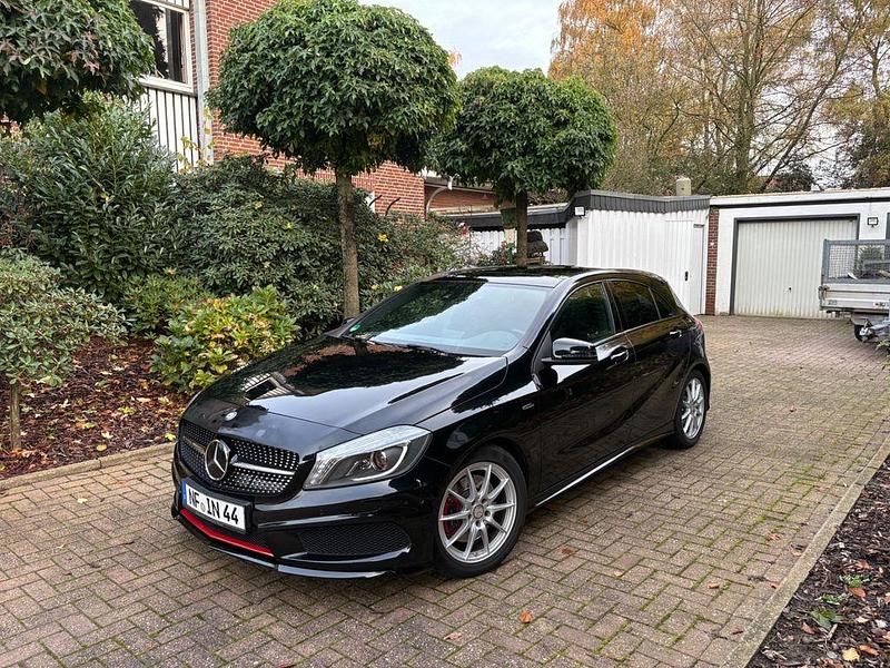 Schwarz Gebraucht 2014 Mercedes A250 Limousine | 17.590 € (Guter Preis) - Bild 1/4