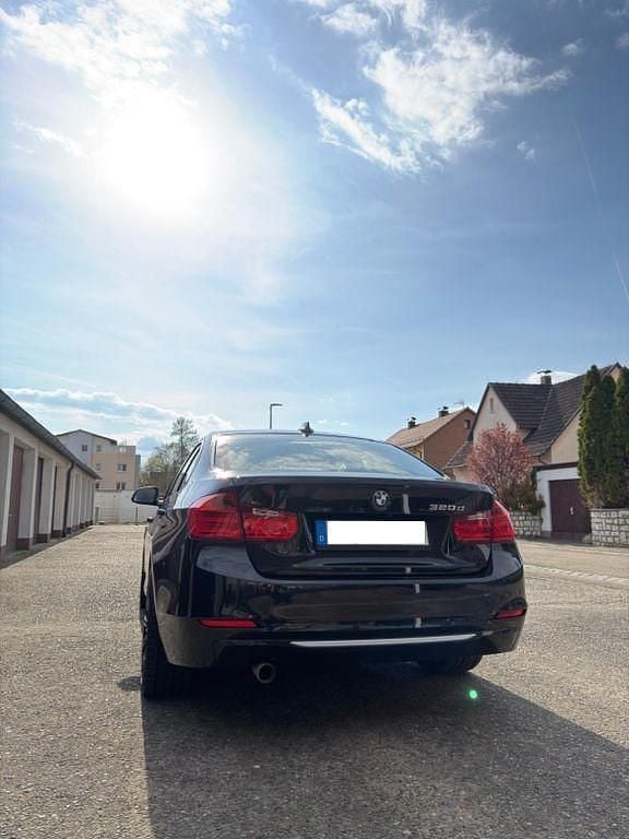 Gebraucht BMW 320 184 PS (135 kW) 2012 Schwarz Limousine