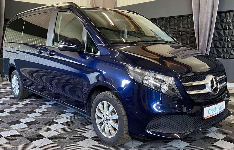 Blau Gebraucht 2021 Mercedes V220 Van / Kleinbus | 37.990 € (Superpreis) - Bild 1/3