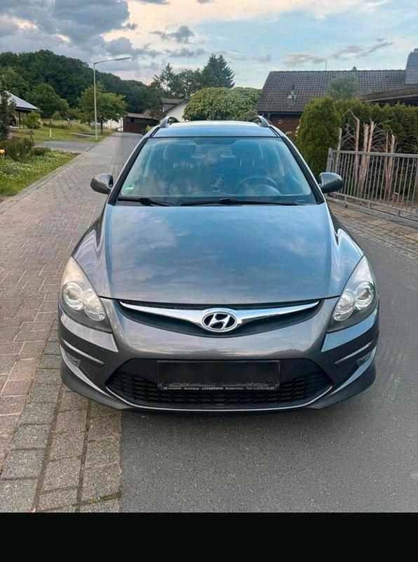 Grau Gebraucht 2011 Hyundai i30 Kombi | 2.200 € (Guter Preis) - Bild 1/4
