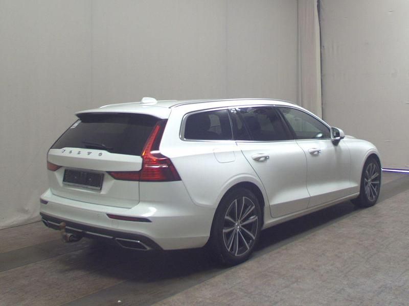 Gebraucht Volvo V60 Inscription 341 PS (250 kW) 2022 Ice white / solid Kombi