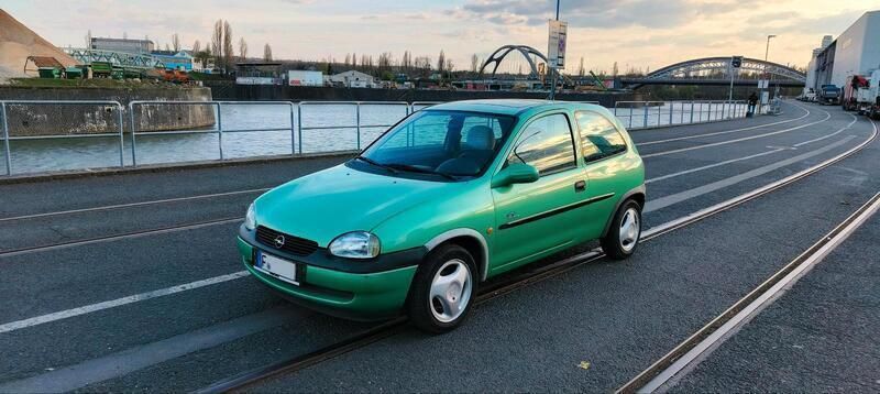 Grün Gebraucht 1997 Opel Corsa Limousine | 770 € (Fairer Preis) - Bild 1/4
