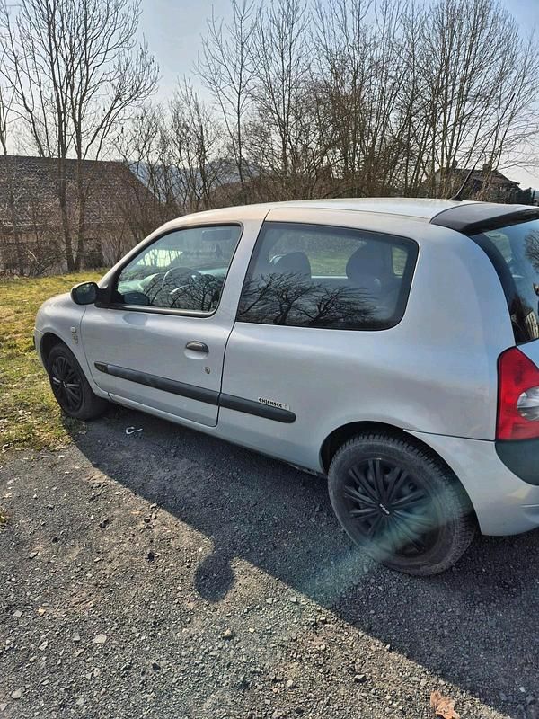 Gebraucht Renault Clio II 73 PS (53 kW) 2003 Silber Kleinwagen