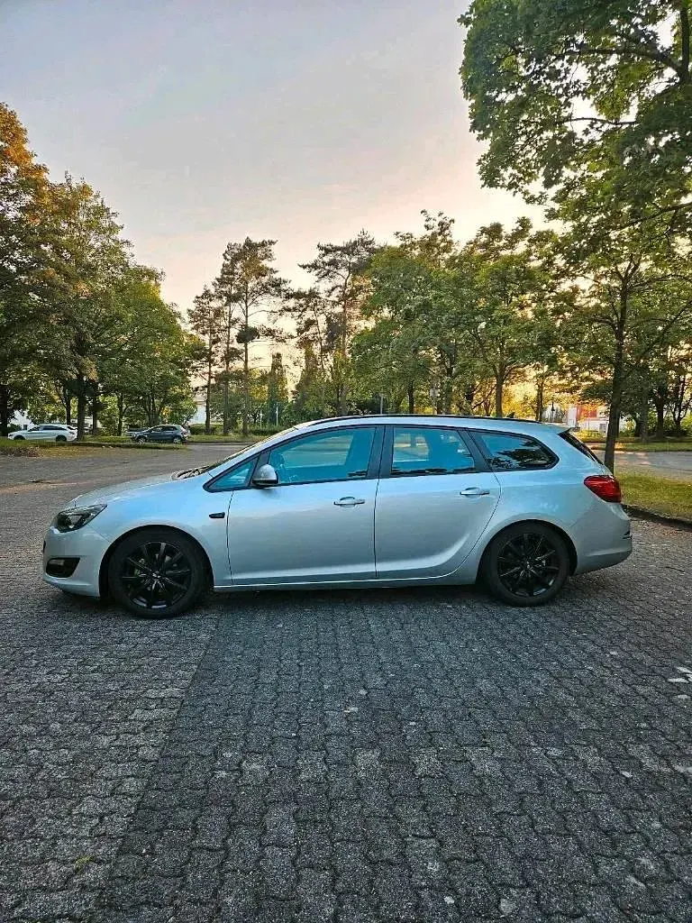 Gebraucht Opel Astra Edition 140 PS (102 kW) 2014 Grau Kombi