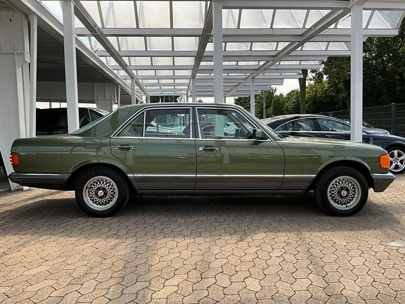 Grün Gebraucht 1983 Mercedes E280 Limousine | 14.950 € - Bild 1/4