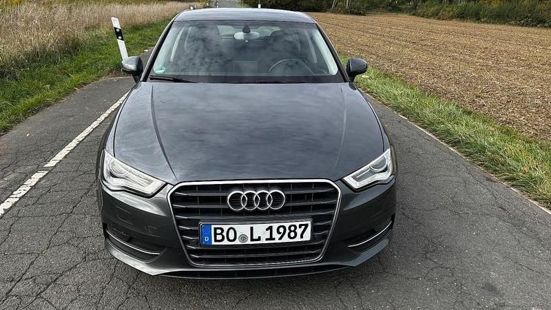 Grau Gebraucht 2014 Audi A3 Sport Limousine | 8.600 € (Superpreis) - Bild 1/4
