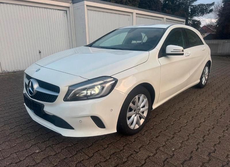 Weiß Gebraucht 2016 Mercedes A180 Kleinwagen | 11.400 € (Guter Preis) - Bild 1/4