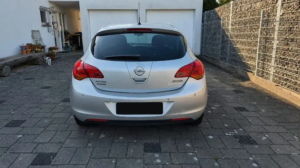Gebraucht Opel Astra Edition 101 PS (74 kW) 2012 Silber Limousine