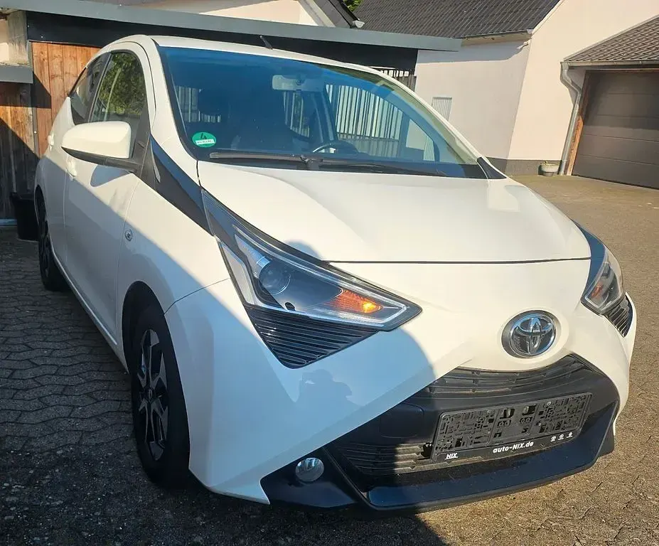 Gebraucht Toyota Aygo X-play 72 PS (52 kW) 2020 Weiß Kleinwagen