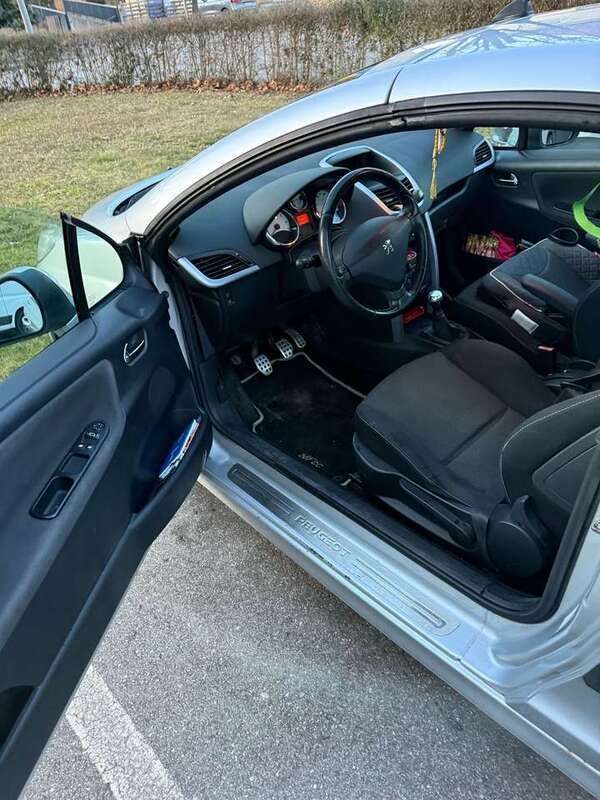 Silber Gebraucht 2006 Peugeot 207 CC Cabrio | 2.500 € (Teuer) - Bild 1/4