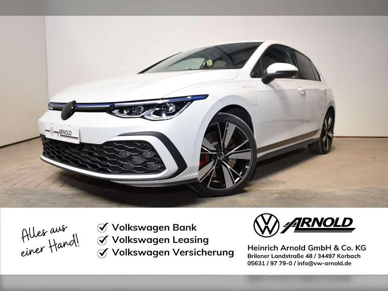 Oryxwhite perlmutteffekt Gebraucht 2022 VW Golf VIII GTE Limousine | 26.590 € (Fairer Preis) - Bild 1/4