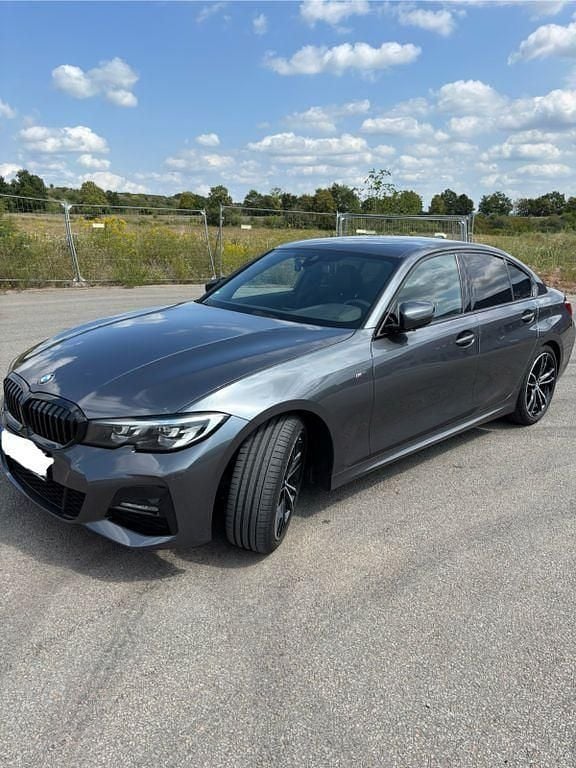 Grau Gebraucht 2022 BMW 318 M Sport Limousine | 27.990 € (Superpreis) - Bild 1/4