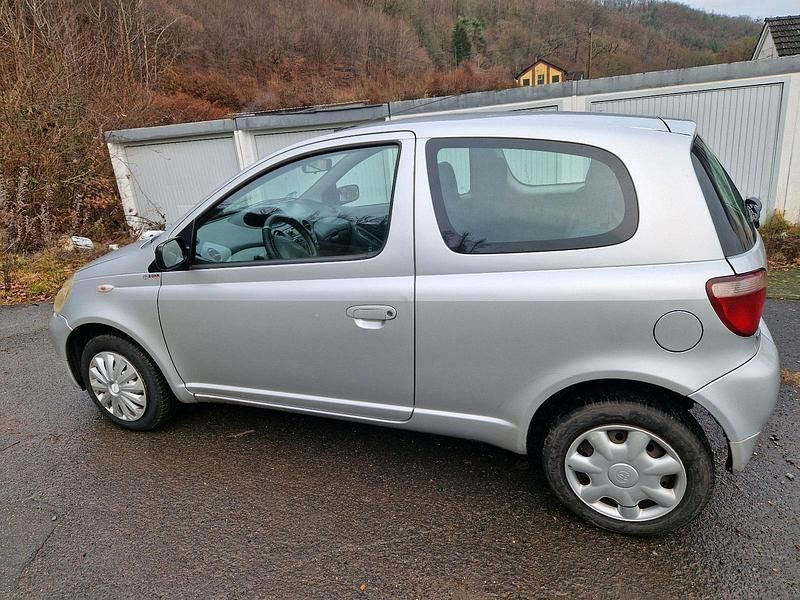 Gebraucht Toyota Yaris Terra 68 PS (50 kW) 2002 Silber Kleinwagen