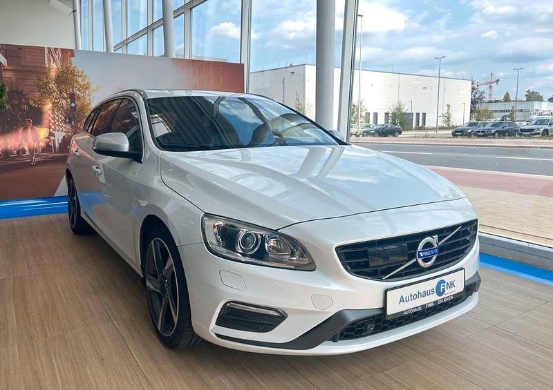 Weiß Gebraucht 2016 Volvo V60 R-Design Momentum Kombi | 13.270 € (Fairer Preis) - Bild 1/4