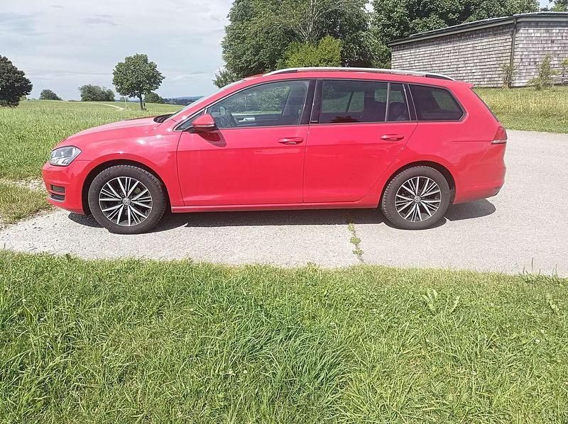 Rot Gebraucht 2016 VW Golf VII Allstar Kombi | 8.400 € (Fairer Preis) - Bild 1/4