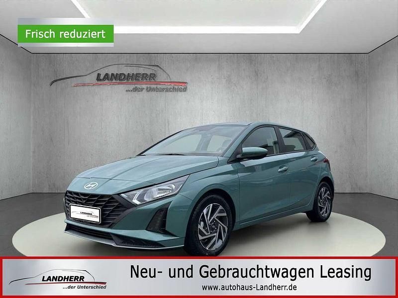 Magrove grün Neu 2025 Hyundai i20 Comfort Limousine | 15.885 € (Superpreis) - Bild 1/4