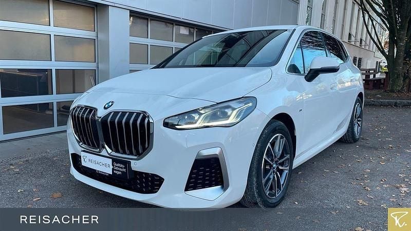 Weiß Gebraucht 2022 BMW 220 Active Tourer M Sport Van / Kleinbus | 27.999 € (Guter Preis) - Bild 1/4