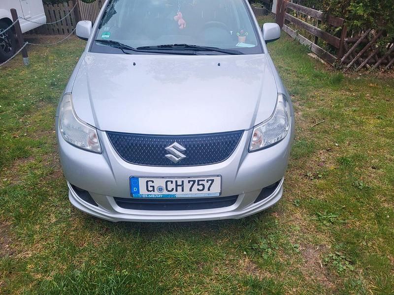 Silber Gebraucht 2013 Suzuki SX4 Comfort Limousine | 2.800 € (Superpreis) - Bild 1/4