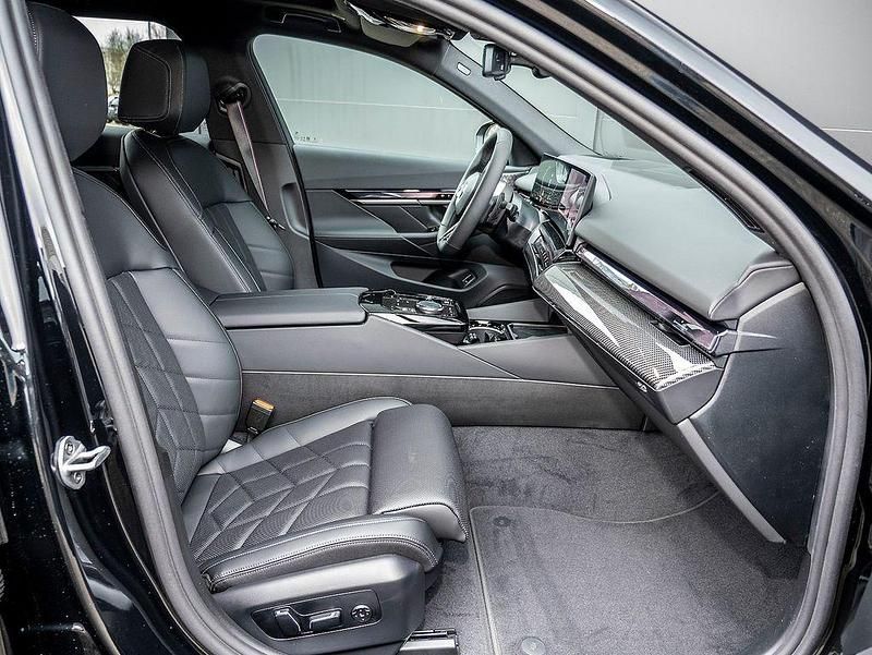 Neu BMW 540 Sport Line 303 PS (222 kW) 2026 Black sapphire Kombi