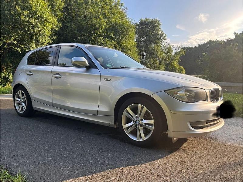 Silber Gebraucht 2009 BMW 118 Kleinwagen | 2.300 € (Fairer Preis) - Bild 1/4