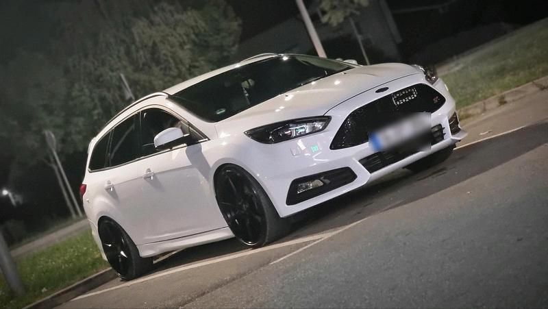Gebraucht Ford Focus ST 250 PS (183 kW) 2018 Weiß Kombi
