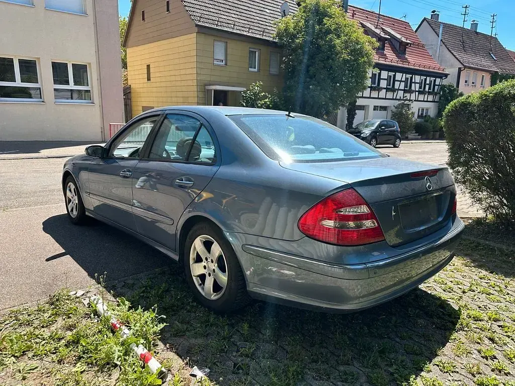 Gebraucht Mercedes E240 Avantgarde 177 PS (130 kW) 2002 Blau Limousine