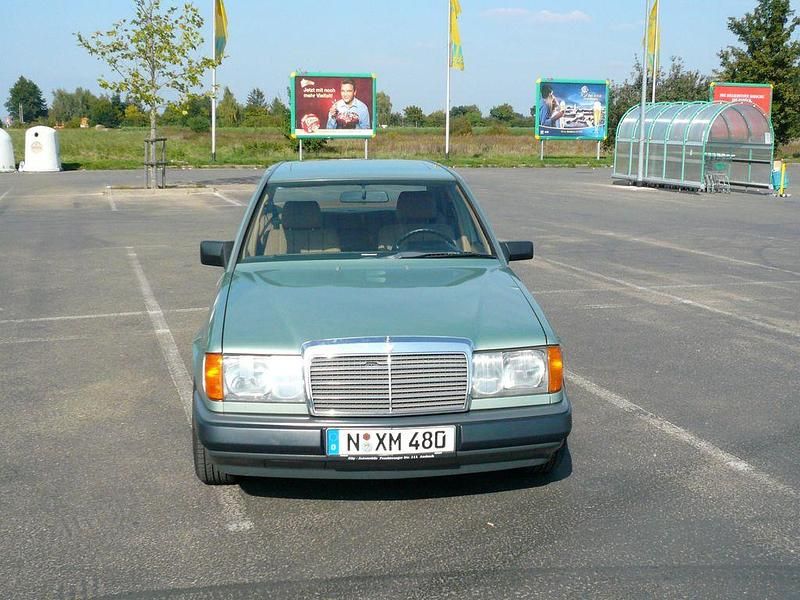 Second-hand Mercedes E230 132 CP (97 kW) 1987 Verde Berlinǎ