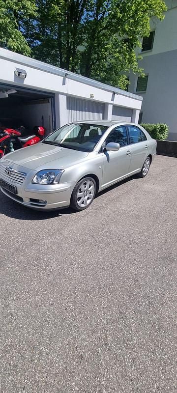 Grau Gebraucht 2004 Toyota Avensis Limousine | 5.300 € (Teuer) - Bild 1/4