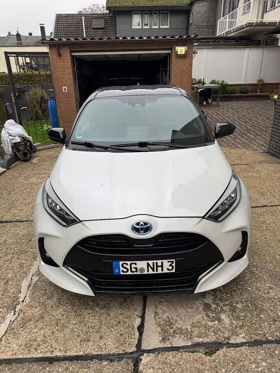 Weiß Gebraucht 2023 Toyota Yaris Style Limousine | 22.999 € (Etwas zu teuer) - Bild 1/4
