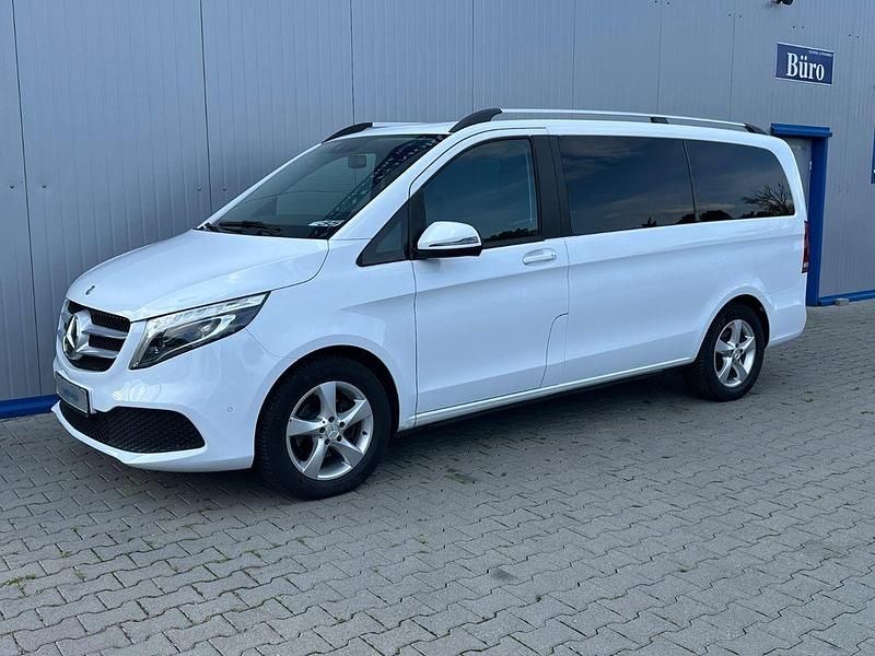 Weiß Gebraucht 2020 Mercedes V220 Van / Kleinbus | 37.499 € (Etwas zu teuer) - Bild 1/4