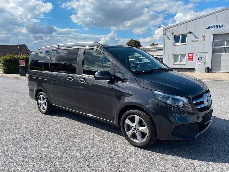 Graphitgrau Gebraucht 2023 Mercedes V220 Van / Kleinbus | 49.800 € (Fairer Preis) - Bild 1/4