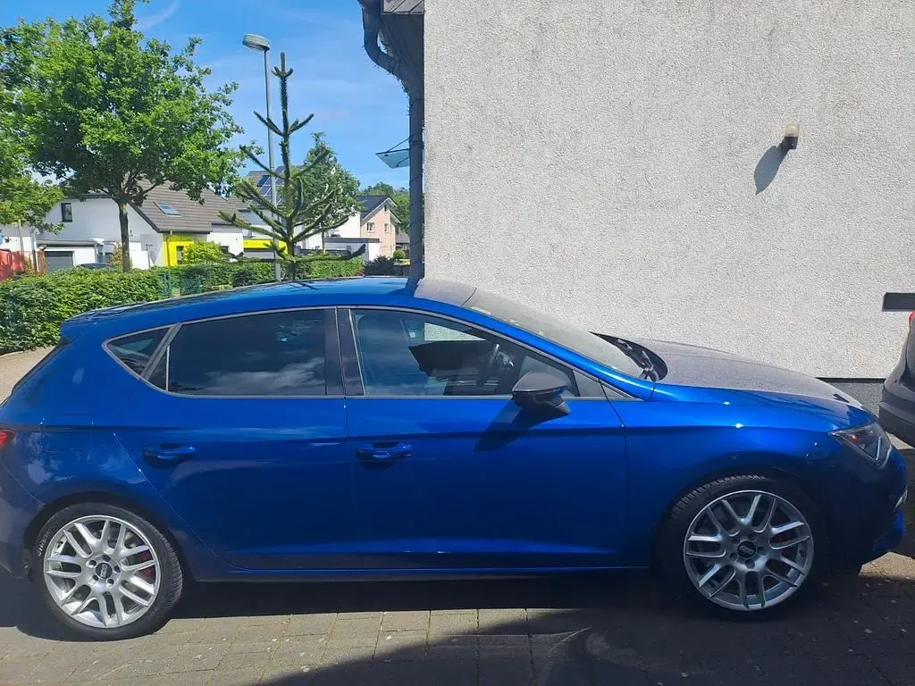 Używany Cupra Leon 300 KM (220 kW) 2018 Niebieski Sedan/Limuzyna