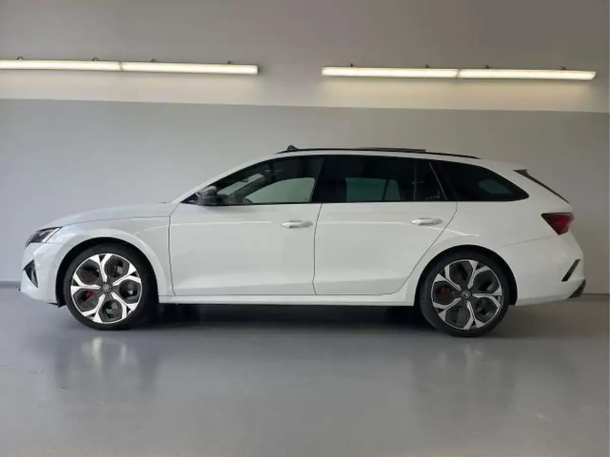Neu Skoda Octavia RS 265 PS (194 kW) 2026 [2y2y] moon white perleffekt Kombi